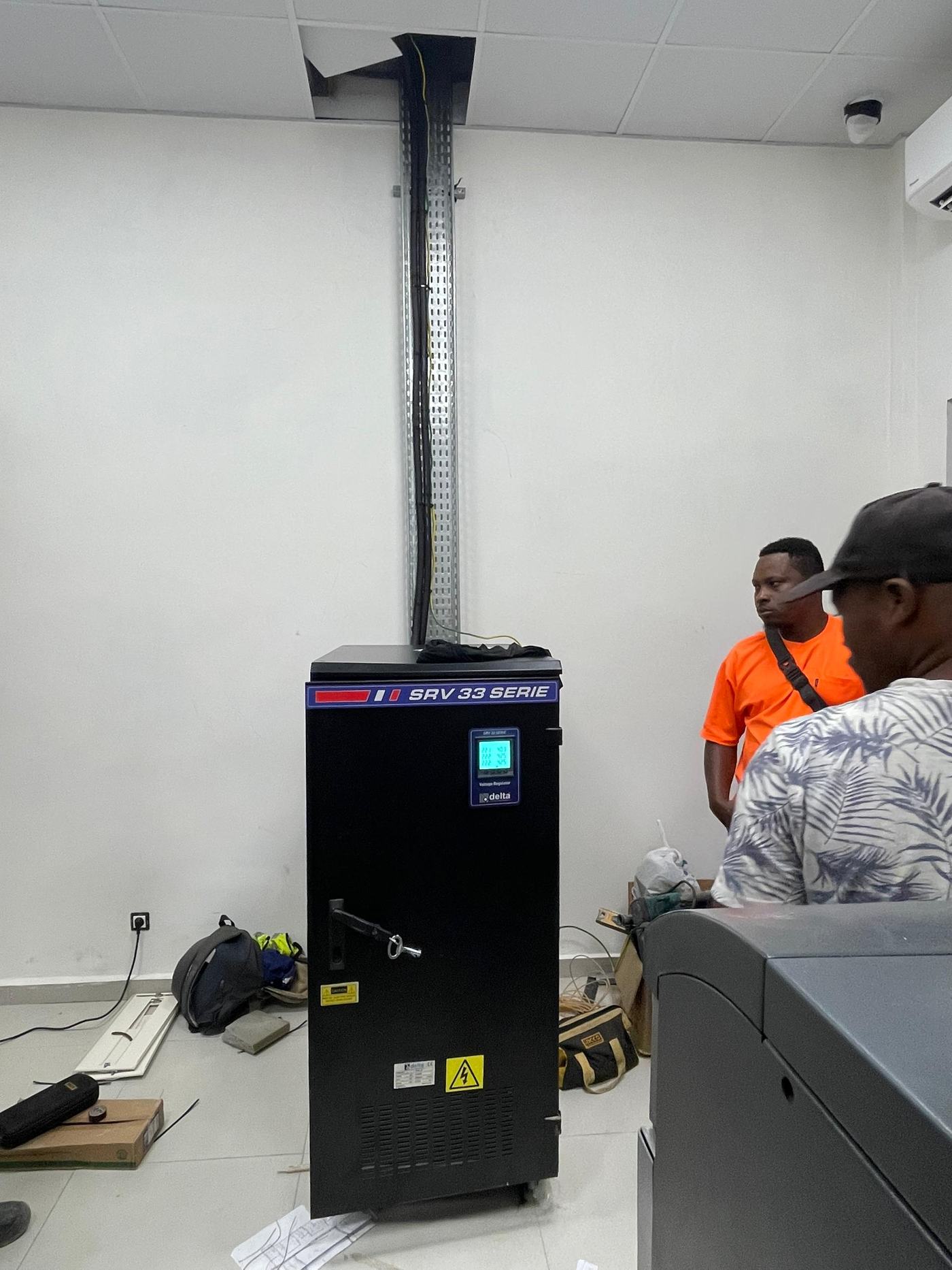 Stabilisateur de tension installé sur un chantier JT Service