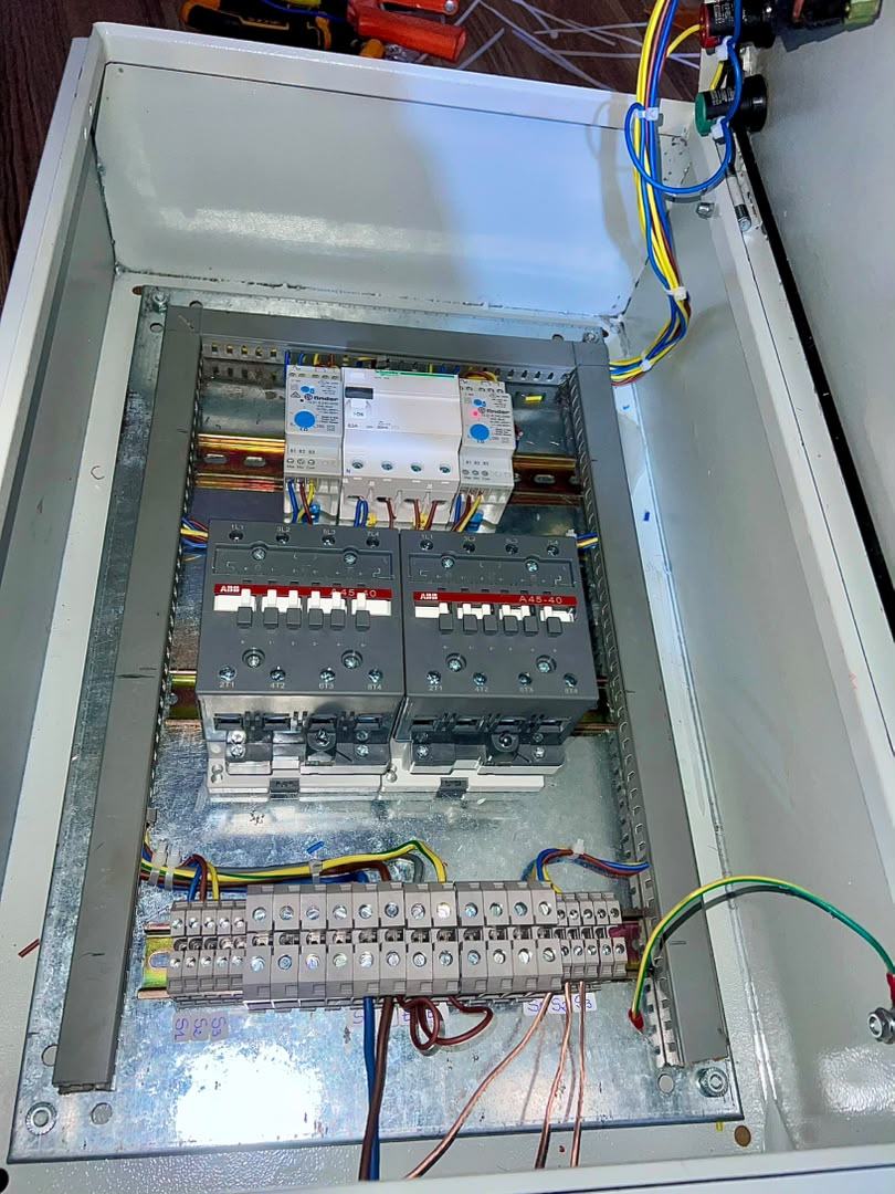 Intérieur d'une armoire électrique avec contacteurs et bornier